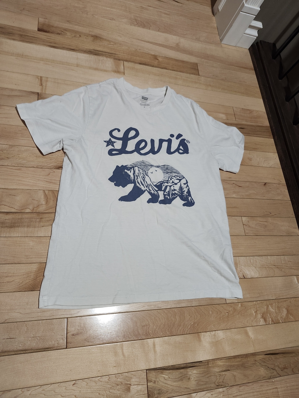 Levi's White Short-Sleeve Tee with Navy Bear & Script Logo Size Medium